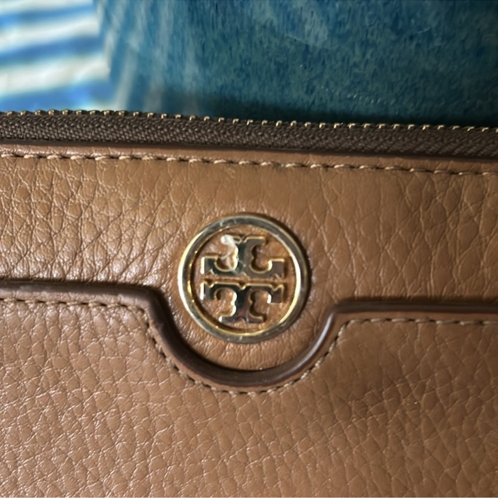 Tory Burch Robinson Expandable Hobo and Wallet - Picture 9 of 16